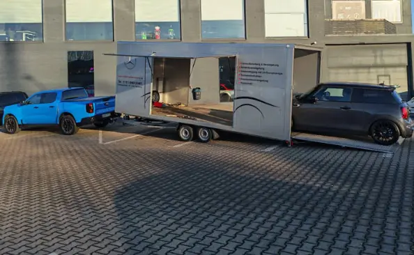 Hol- und Bringservice von KFZ-Aufbereitung Siebers mit Fahrzeugtransporter