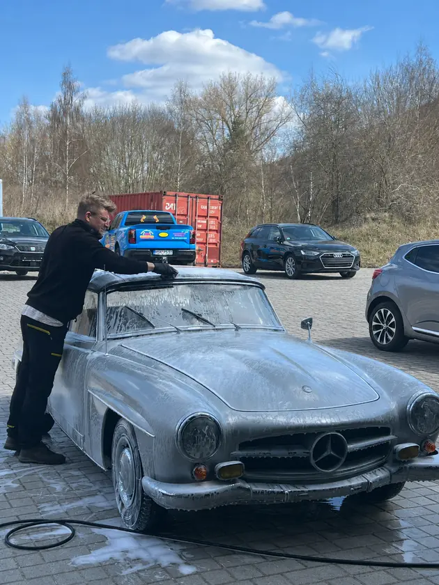 Handwäsche eines Oldtimers bei KFZ-Aufbereitung Siebers in Marsberg